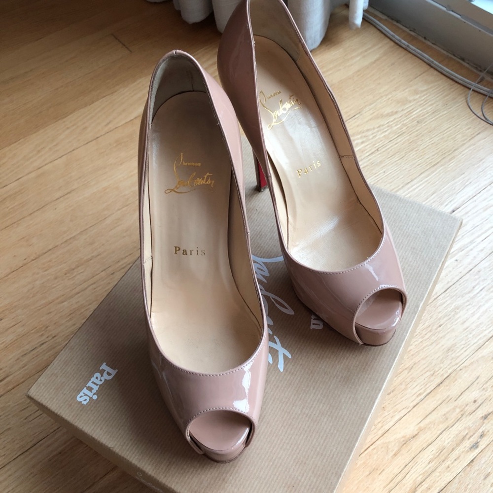 Christian Louboutin Nude Patent Leather Stiletto Pumps with Red Soles - Picture 3 of 15